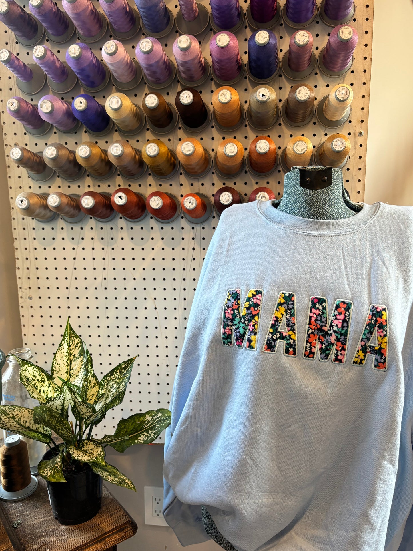 2xl blue mama appliqué crew