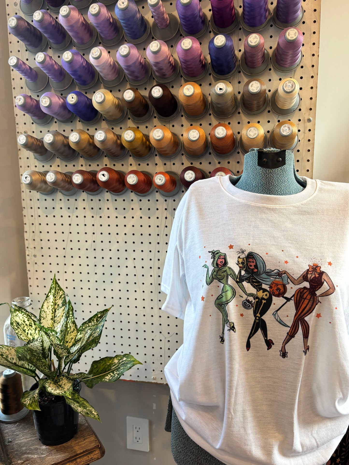 medium white halloween girls tee