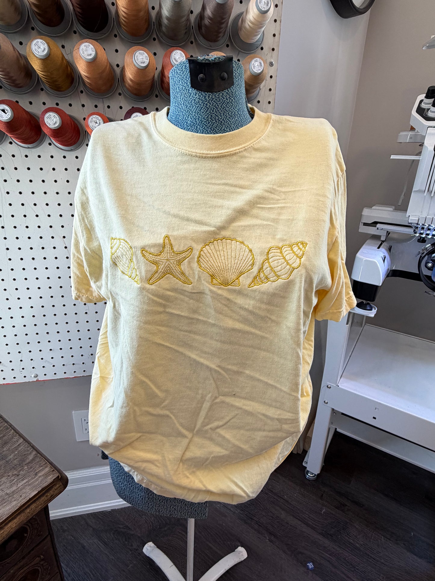 Medium butter seashells tee
