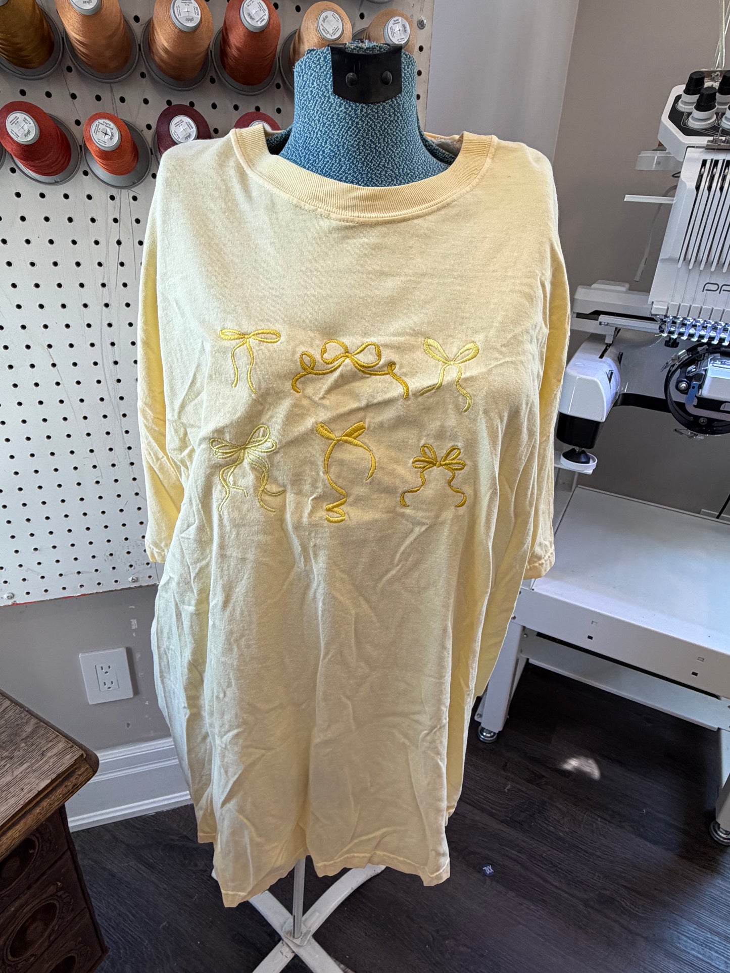 2XL butter bows tee